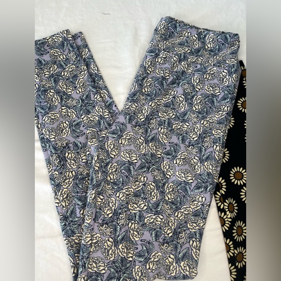 2pc Lularoe leggings one size fits all lavender floral and black with daisies - Picture 3 of 8